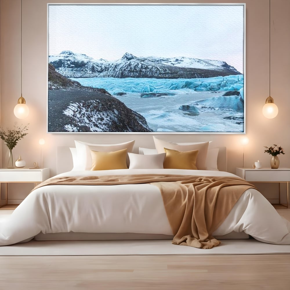 Tablou canvas cu tablou canvas cu peisaj glaciar, in rama de aluminiu argintiu, pe perete intr-un dormitor